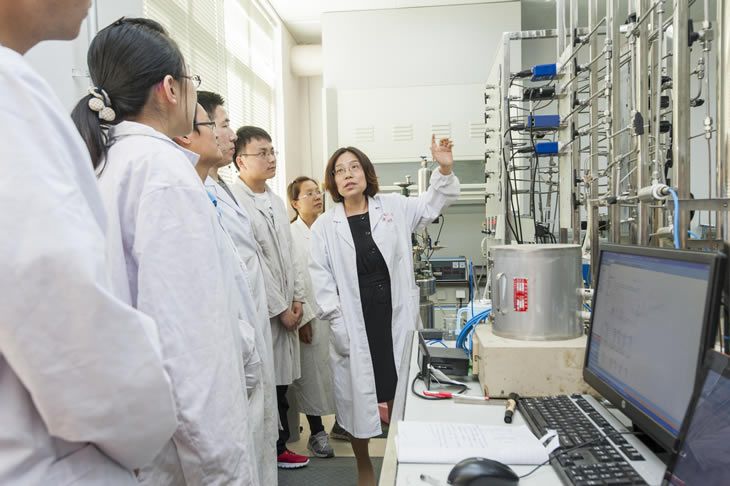 学科建设插图 --首页2014.6.5“泰山学者”特聘教授祁彩霞博士在省黄金工程技术研究中心与团队人员探讨科研课题 学科建设插图 --首页2014.6.5“泰山学者”特聘教授祁彩霞博士在省黄金工程技术研究中心与团队人员探讨科研课题